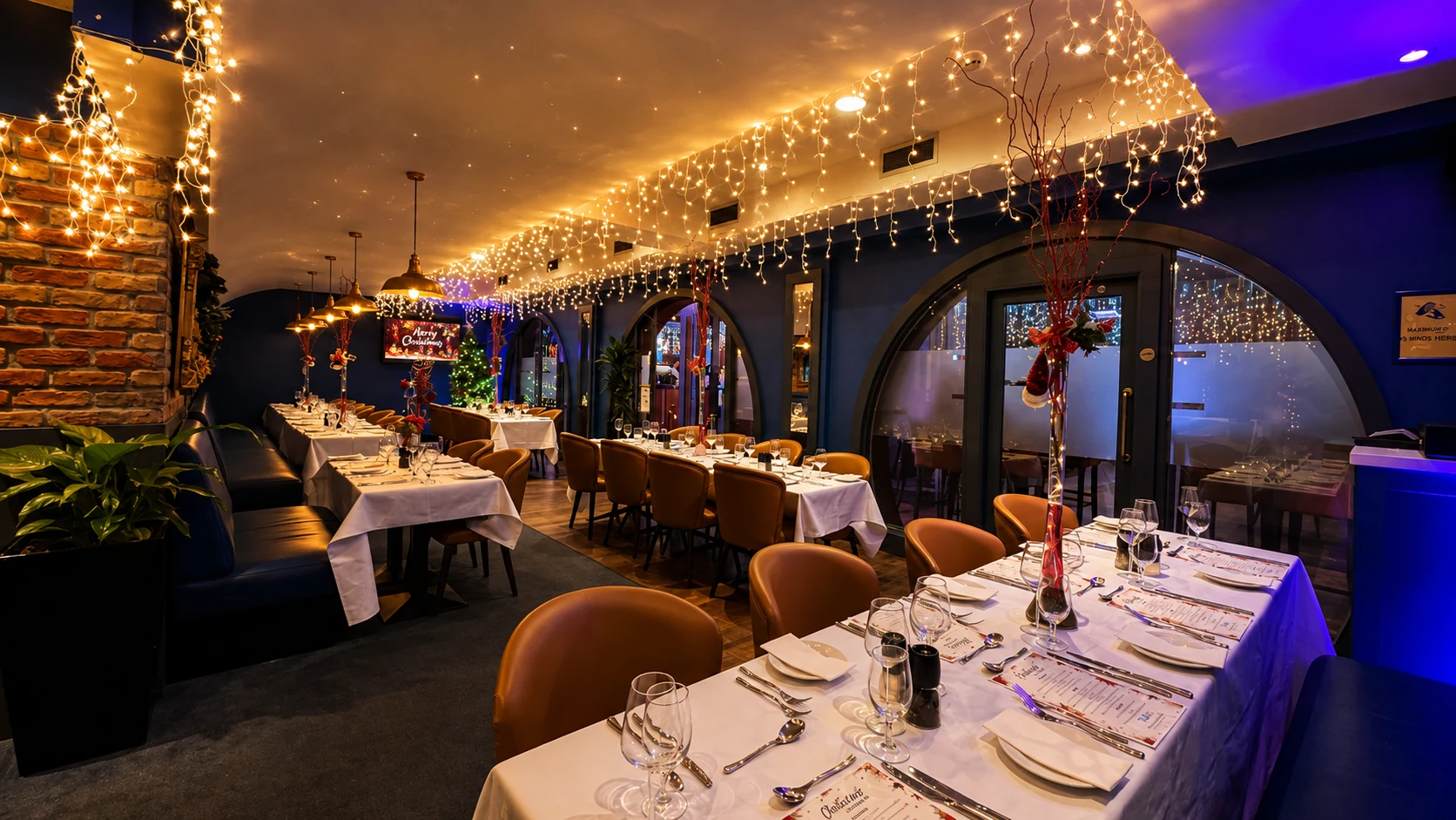 Buskers Bar decorated for Christmas